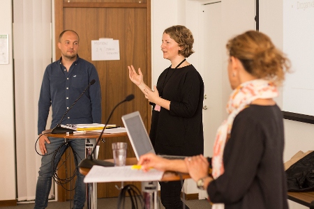 Mikael Falk och Sara Belfrage från Amnestys Internationella Kommitté tillsammans med Kathleen McCaughey vid seminariet på årsmötet.