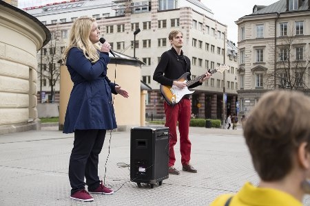 Alessandra på sång och Nicolas Gunthardt på gitarr under manifestationen. 