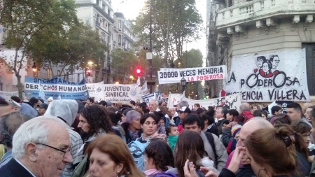 Hundratusentals människor samlades 10 maj på torget Plaza de Mayo i Buenos Aires för att protestera mot det HD-beslut som innebär att en person dömd för människorättsbrott kan få minskat straff. Samma dag beslutade kongressen att införa en ny lag för att förhindra detta.