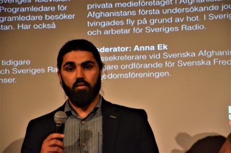 SR-journalisten Massood Qiam kom till Sverige från Afghanistan 2008. I januari 2016 dödades sju av medarbetarna på hans tidigare arbetsplats Tolo TV i en självmordsattack.