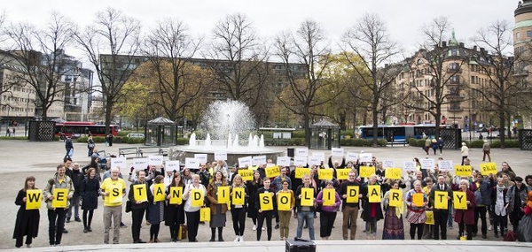 Samling på Norra Bantorget i Stockholm på lördagseftermiddagen.