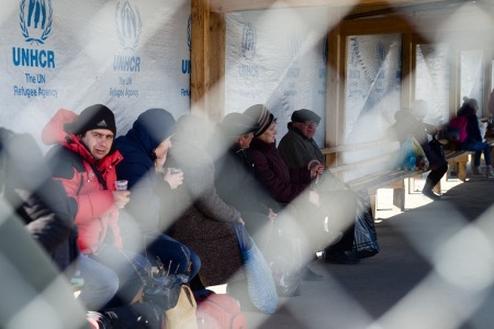 Människorna i Stanytsia Luhanska väntar på att gå tillbaka till Luhansk, på andra sidan frontlinjen.