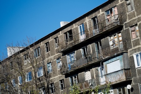 En övergiven lägenhetsbyggnad i Novotoschkivske.