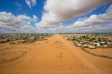 En domstol i Kenya stoppade den 9 februari den kenyanska regeringens beslut att stänga Dadaab. Regeringen har dock överklagat beslut och världens största flyktingläger hotas av stängning. 
