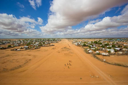 En domstol i Kenya stoppade den 9 februari den kenyanska regeringens beslut att stänga Dadaab. Regeringen har dock överklagat beslut och världens största flyktingläger hotas av stängning.