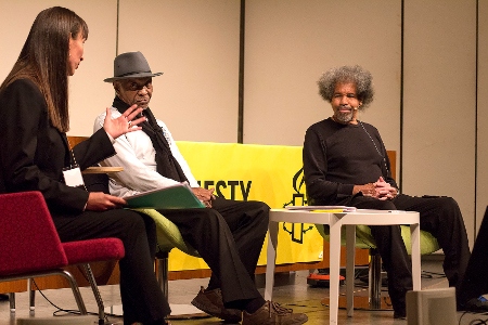 Maja Åberg, Robert King och Albert Woodfox i samtal på årsmötet. 