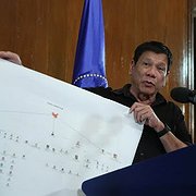 Filippinernas president Rodrigo Duterte presenterar narkotikasyndikatens uppbyggnad.