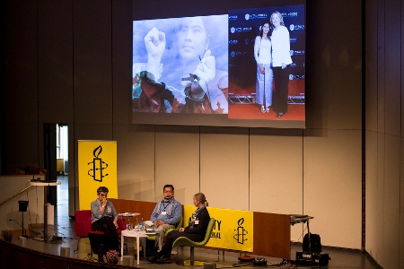 Brittis Edman (till höger) från sekretariatet ledde ett samtal med Guadalupe Marengo från Amnestys internationella sekretariat i London och Ee Sarom från Kambodja.