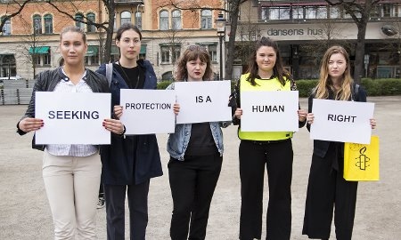 Clara Westerlund, Karin Garefelt, Charlotte Humborg, Emma Väyrynen och Josefine Luther deltog i lördagens manifestation.