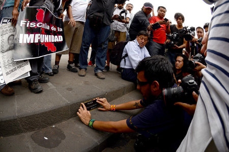 Den mexikanska fotografen Rubén Espinosa sätter upp en minnesplakett tillägnad journalisten Regina Martinez i april 2015 i staden Xalapa. Tre månader senare mördades Rubén Espinosa.