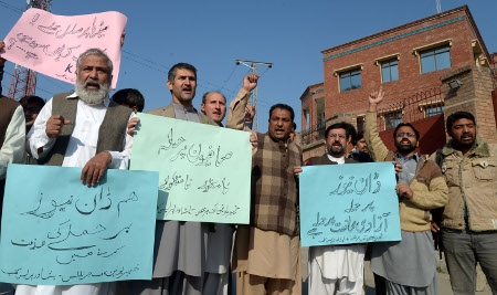 Journalister i staden Peshawar i de oroliga gränstrakterna mellan Pakistan och Afghanistan. De protesterar mot en attack i mars 2016 mot en journalist från den pakistanska tidningen Dawn.