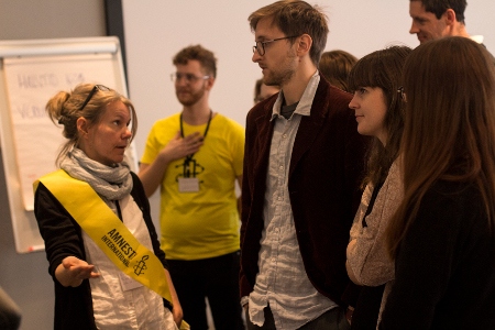 Påverkanstorg: Katarina Bergehed från sekretariatet förklarar för deltagarna Viktor Rasch, Yvette Lindholm Rasch och Sofia Bergström (ryggen).