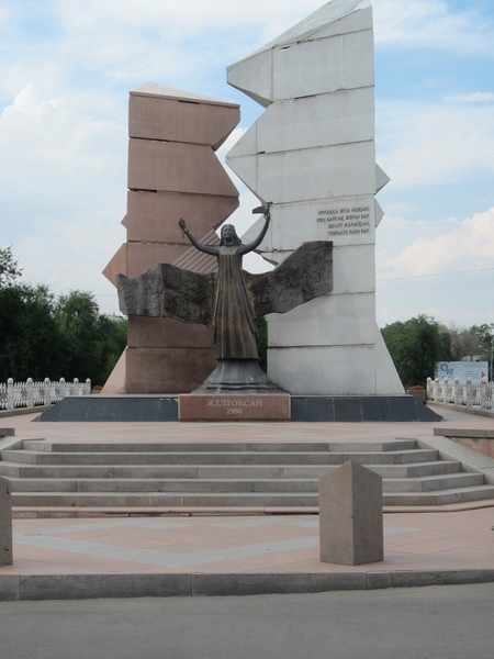 Frihetens gryning. Monument i Almaty.