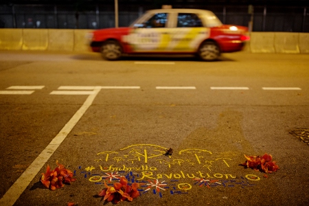 Gatukonst för 2014 års paraplyrörelse i Hongkong. Efter två och en halv månads ockupation av gator centrum av staden tömde polisen områdena från demonstranter.