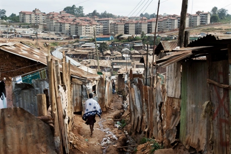 Omkring 70 procent av Nairobis befolkning bor i slumområden.