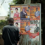 Inför presidentvalet i Kenya sätts valaffischer upp över hela Nairobi.