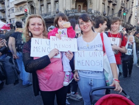 Soraima Torres med sin dotter Mariela och dotterdotter vid demonstrationen mot kvinnomord i Buenos Aires. Skyltarna har budskapet ”Ni una menos” (inte en till mördad kvinna).