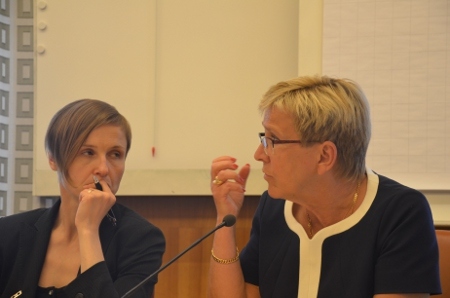 Kerstin Lundgren (C) har varit medlem av den svenska delegationen till PACE under tio år. Hon har sett hur PACE valobservatörer genomgående har målat upp en ljusare bild av valen i Azerbajdzjan än valobservatörer från OSSE. Till vänster Joanna Kurosz, Civil Rights Defenders.