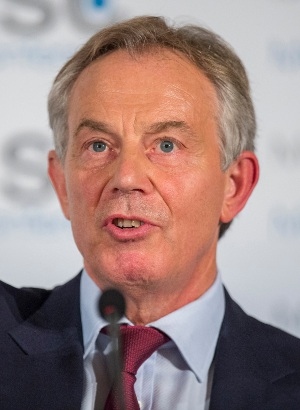 Tony Blair hjälper president Nursultan Nazarbajev.