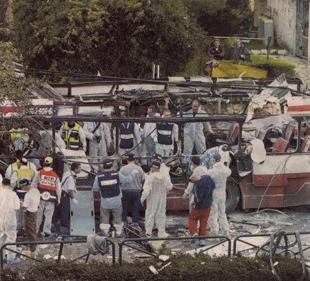 En självmordsbombare från Hamas dödade 17 personer på en buss i Haifa den 5 mars 2003.
