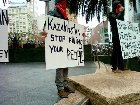 Demonstration i San Francisco den 18 december 2011 i protest mot massakern på oljearbetare i Zjanaozen.