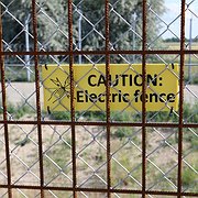 Det “intelligenta stängslet” är också elektrifierat, för att hålla borta flyktingar. Men ingen vet med hur många volt.