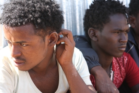 Tonåringar och unga män från Eritrea väntar vid gränskontrollen i orten Badme på gränsen till Etiopien.