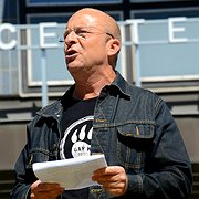 Jonas Gardell riktade en känga åt politiker över hela färgskalan när han kritiserade bristerna i asylrätten i Sverige