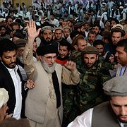 Efter 20 år är krigsherren Gulbuddin Hekmatyar (i glasögon i mitten) tillbaka i Afghanistan. Här hälsas han av anhängare vid ett möte i Jalalabad den 30 april. 