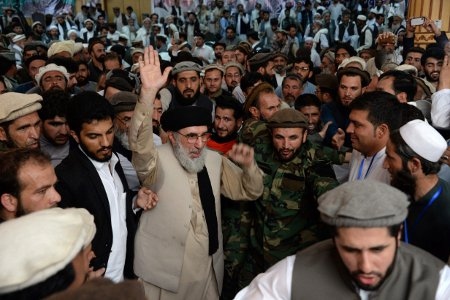 Efter 20 år är krigsherren Gulbuddin Hekmatyar (i glasögon i mitten) tillbaka i Afghanistan. Här hälsas han av anhängare vid ett möte i Jalalabad den 30 april.