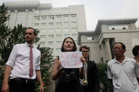 Li Wenzu (i mitten) är hustru till den fängslade Wang Quanzhang. Här vid en protest i Tianjin 2 augusti 2016.