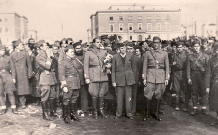 Enver Hoxha och partisanerna tågar in i Tirana 1944.
