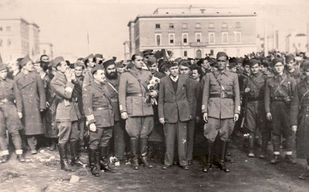 Enver Hoxha och partisanerna tågar in i Tirana 1944.
