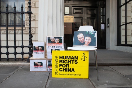 På initiativ av ärkebiskop Desmond Tutu krävde 134 Nobelpristagare år 2013 att Liu Xiaobo skulle friges. Amnesty International var en av organisationerna som stödde kravet som fick över 450 000 underskrifter. Här överlämnas kraven till Kinas ambassad i London 27 februari 2013. 