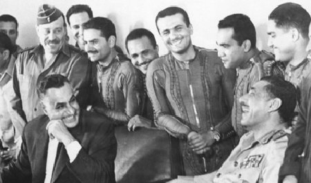 Egyptens president Nasser med piloter 22 maj 1967.