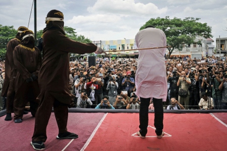 Den 23 maj pryglades två män offentligt i Banda Aceh.