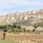 I strid med internationell rätt finns det över 140 israeliska bosättningar på den ockuperade Västbanken, inklusive östra Jerusalem. På bilden ses bosättningen Beitar Illit, en av de största på Västbanken. Dess avloppsvatten rinner ut på den palestinska byn Wadi Fuqins marker nedanför.