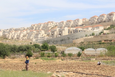 I strid med internationell rätt finns det över 140 israeliska bosättningar på den ockuperade Västbanken, inklusive östra Jerusalem. På bilden ses bosättningen Beitar Illit, en av de största på Västbanken. Dess avloppsvatten rinner ut på den palestinska byn Wadi Fuqins marker nedanför.