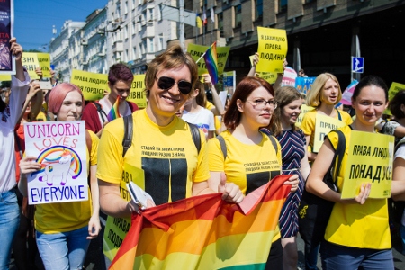 Pride-deltagare i Amnestys sektion i tåget.