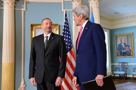 Azerbajdzjans president Ilham Alijev besöker USA:s dåvarande utrikesminister John Kerry i Washington den 30 mars 2016.