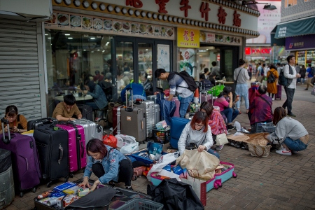 Ompackning av varor inför återresan till Kina.