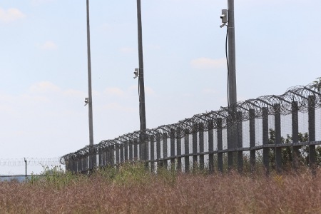 Ungern påbörjade bygget av sitt gränsstängsel på sensommaren 2015. Vid månadsskiftet april-maj i år stod ett andra stängsel klart. 