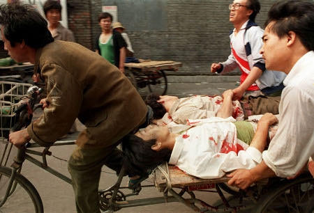 En rickshaw kör skadade demonstranter efter att militären öppnat eld den 4 juni 1989. 