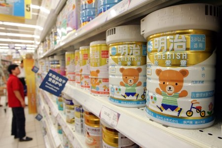 Importerad mjölkpulver för barn på ett snabbköp i Shanghai.