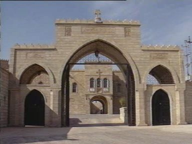 Klostret Mar Behnam byggdes på 300-talet av den assyriske kungen Senchareb. Klostret förstördes av IS den 19 mars 2015.