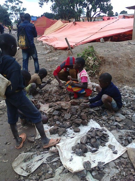 Barn sorterar kobolt i stadsdelen Kasulo i Kolwezi i provinsen Katanga, Demokratiska republiken Kongo. Bilden togs i maj 2015.