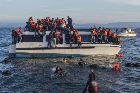 En grupp flyktingar från Irak och Syrien som år 2015 nådde den grekiska ön Lesbos.