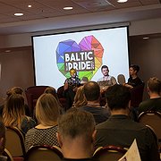 Tomas Vytautas Raskevičius från Vilnius, Kaspars Zalitis från Riga och Kristiina Raud från Tallinn samtalar under Baltic Prides konferens om motståndet mot att demonstrera i de baltiska staterna.