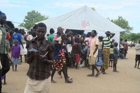 Antalet flyktingar i världen är enligt UNHCR det högsta sedan andra världskriget. Här syns en grupp flyktingar från regionen Equatoria i Sydsudan som i juni 2017 sökt skydd i norra Uganda. I en rapport den 24 juli slog Amnesty larm om talrika sexuella övergrepp i inbördeskriget i Sydsudan.