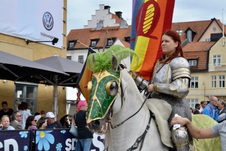 Den spanska hingsten Gaspo med Rozemarijn Keuning från Medeltidsveckan i sadeln ledde paraden genom Visbys gator.